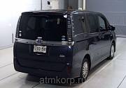 Минивэн гибрид TOYOTA VOXY цвет фиалка. Москва