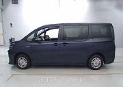 Минивэн гибрид TOYOTA VOXY цвет фиалка. Москва
