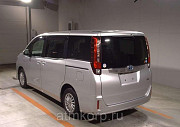 Автомобиль минивэн гибрид TOYOTA NOAH Москва