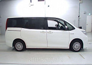 Минивэн гибрид TOYOTA NOAH Москва
