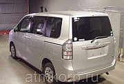 Минивэн TOYOTA VOXY полный привод 4 wd  7 мест цвет серебристый Москва