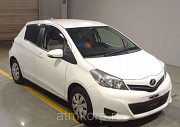 Хэтчбек TOYOTA VITZ год выпуска  2012 цвет  белый Москва