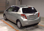 Хэтчбек TOYOTA VITZ год выпуска  2012 цвет  серебристо зеленый Москва